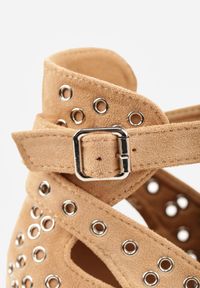 Born2be - Ciemnobeżowe Botki Kowbojki Vices na Obcasie Ozdobione Wycięciem i Metalicznymi Wstawkami Nelori. Okazja: na co dzień. Zapięcie: sprzączka. Kolor: beżowy. Materiał: jeans. Wzór: aplikacja. Obcas: na obcasie. Styl: klasyczny, casual. Wysokość obcasa: średni #6