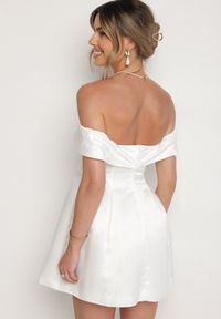 Born2be - Biała Satynowa Sukienka Hiszpanka Vices z Kwiatowymi Aplikacjami Fennalisa. Okazja: na ślub cywilny, na imprezę, na wesele. Typ kołnierza: dekolt hiszpanka. Kolor: biały. Materiał: satyna. Wzór: aplikacja, kwiaty. Sezon: lato #3