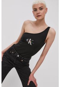 Calvin Klein Jeans Top damski kolor czarny cold shoulder. Kolor: czarny. Wzór: nadruk