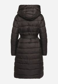 Born2be - Czarna Pikowana Kurtka o Długim Kroju z Paskiem i Futrzaną Wyściółką Fivlemi. Okazja: na co dzień. Kolor: czarny. Materiał: futro. Długość: długie. Sezon: zima. Styl: casual, elegancki #5