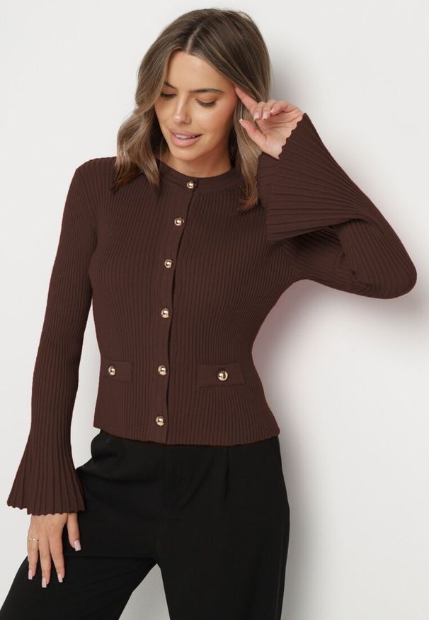 Born2be - Brązowy Kardigan z Wiskozą Ozdobiony Rozszerzanymi Rękawami i Guzikami Tiolenda. Okazja: na co dzień. Kolor: brązowy. Materiał: wiskoza. Wzór: aplikacja. Styl: casual, elegancki