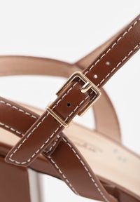 Renee - Brązowe Sandały na Słupkowym Obcasie z Kwadratowym Noskiem i Aplikacją Krisela. Kolor: brązowy. Wzór: aplikacja. Obcas: na obcasie. Wysokość obcasa: średni #9