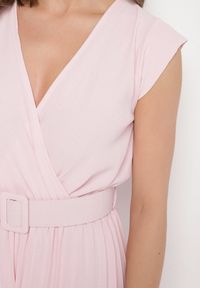 Born2be - Różowy Kombinezon o Kopertowym Kroju z Plisami i Paskiem w Talii Salivania. Okazja: na co dzień. Kolor: różowy. Styl: elegancki, casual #3