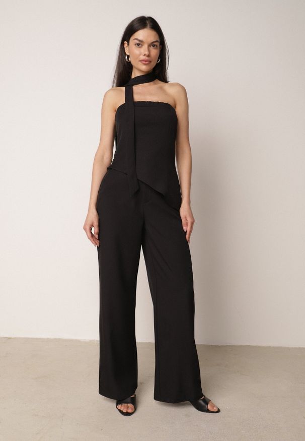 Born2be - Czarny Garniturowy Komplet Szerokie Spodnie i Asymetryczna Bluzka Bez Rękawów Sinaia. Kolor: czarny. Materiał: poliester