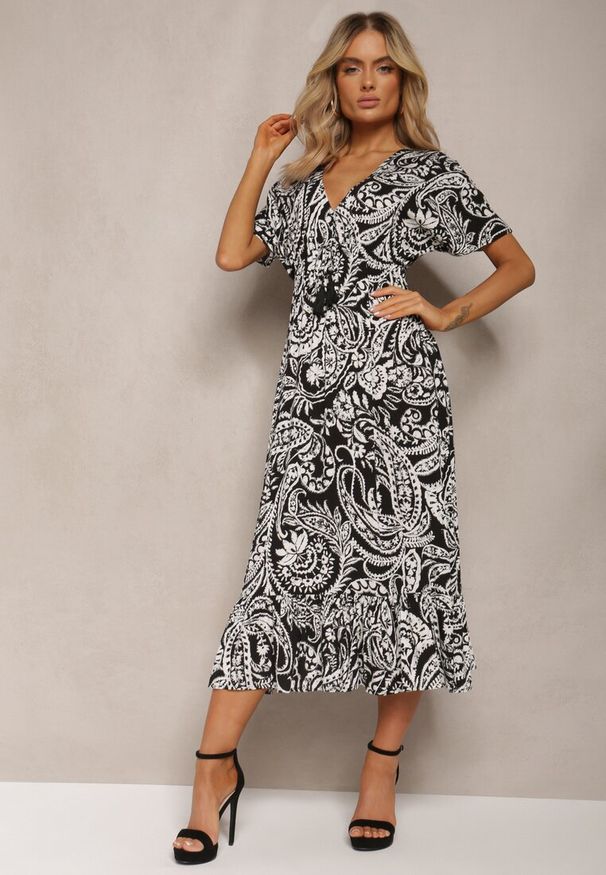 Renee - Czarna Sukienka Letnia z Gumką w Talii i Ozdobnymi Chwostami Aleriana. Kolor: czarny. Sezon: lato