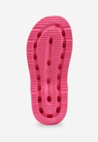 Renee - Fuksjowe Klapki na Platformie Ozdobione Tłoczeniem Faerona. Okazja: na co dzień. Kolor: różowy. Materiał: jeans. Wzór: aplikacja. Sezon: lato. Obcas: na platformie. Styl: casual #7