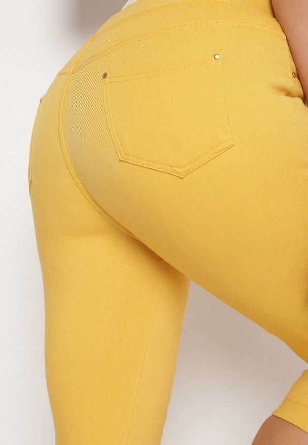 Born2be - Żółte Spodnie z Bawełny o Kroju Capri Dolonisa. Okazja: na co dzień. Kolor: żółty. Materiał: bawełna. Styl: młodzieżowy, elegancki, casual