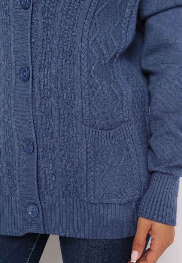 Born2be - Niebieski Kardigan z Bawełną Kieszeniami i Tłoczeniami Mevalee. Okazja: na co dzień. Kolor: niebieski. Materiał: bawełna. Długość rękawa: długi rękaw. Długość: długie. Wzór: aplikacja. Sezon: wiosna, jesień. Styl: klasyczny, casual, elegancki