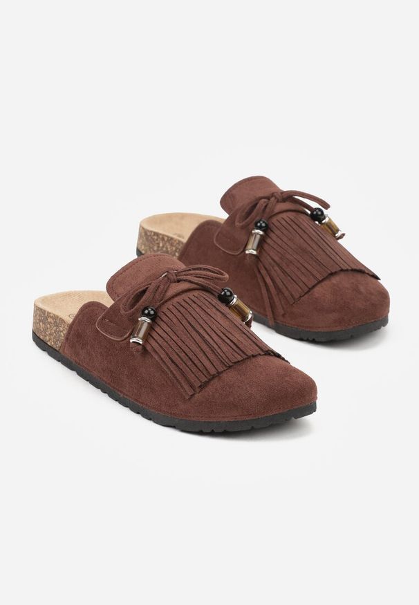 Born2be - Brązowe Klapki Mule z Imitacji Zamszu Zdobione Koralikami i Frędzlami Elwedena. Kolor: brązowy. Materiał: zamsz. Wzór: aplikacja. Styl: elegancki, boho, klasyczny
