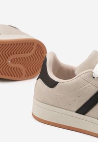 Born2be - Beżowo-Czarne Buty Sportowe Sneakersy z Paskami z Boku Riliannea. Okazja: na co dzień, na spacer. Zapięcie: pasek. Kolor: beżowy. Sport: turystyka piesza