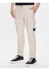 Calvin Klein Jeans Spodnie materiałowe J30J322922 Beżowy Skinny Fit. Kolor: beżowy. Materiał: bawełna, syntetyk #1