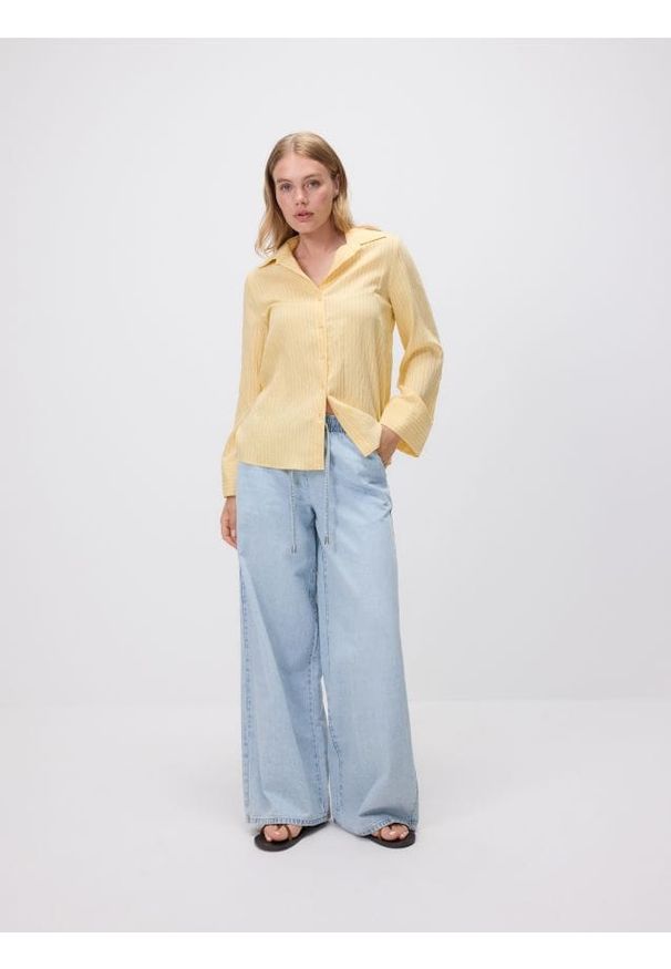 Reserved - Jeansy wide leg ze sznurkiem - niebieski. Kolor: niebieski
