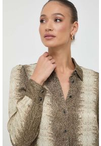 TwinSet - Twinset koszula damska kolor zielony regular z kołnierzykiem klasycznym. Typ kołnierza: kołnierzyk klasyczny. Kolor: zielony. Materiał: tkanina, satyna, materiał. Wzór: ze splotem. Styl: klasyczny #2