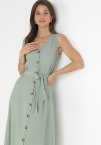 Born2be - Zielona Trapezowa Sukienka z Wiązanym Paskiem Brystia. Kolor: zielony. Materiał: materiał. Sezon: wiosna, lato. Typ sukienki: trapezowe #4