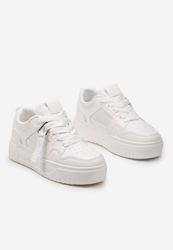 Renee - Białe Sneakersy na Niskiej Platformie z Zawieszką i Ozdobnymi Sznurówkami Salam. Okazja: na co dzień, na spacer. Zapięcie: sznurówki. Kolor: biały. Materiał: jeans. Sezon: wiosna, lato. Obcas: na platformie. Sport: turystyka piesza