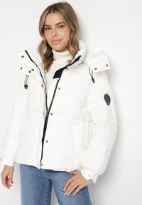 Born2be - Biała Kurtka Puffer o Fasonie Oversize z Kapturem i Naszywką Azirva. Okazja: na co dzień. Typ kołnierza: kaptur. Kolor: biały. Materiał: dzianina. Wzór: aplikacja. Styl: casual, sportowy