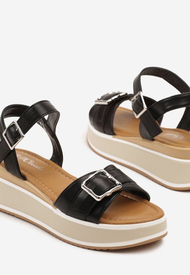 Born2be - Czarne Sandały na Niskim Koturnie z Ozdobną Klamerką Ziare. Okazja: na co dzień. Kolor: czarny. Obcas: na koturnie. Styl: elegancki, casual