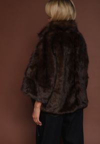 Renee - Brązowa Kurtka Futerko z Kołnierzem i Szerokimi Rękawami 3/4 Zapinana na Suwak Clauda. Kolor: brązowy. Materiał: futro #4