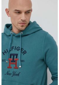 TOMMY HILFIGER - Tommy Hilfiger bluza bawełniana męska kolor zielony z kapturem z aplikacją. Okazja: na co dzień. Typ kołnierza: kaptur. Kolor: zielony. Materiał: bawełna. Wzór: aplikacja. Styl: casual #5