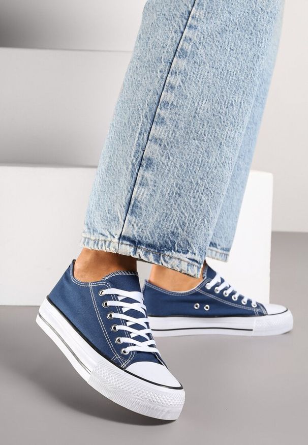 Renee - Granatowe Klasyczne Trampki Przed Kostkę Xarosa. Okazja: na spacer. Wysokość cholewki: przed kostkę. Kolor: niebieski. Materiał: jeans. Obcas: na płaskiej podeszwie. Styl: klasyczny