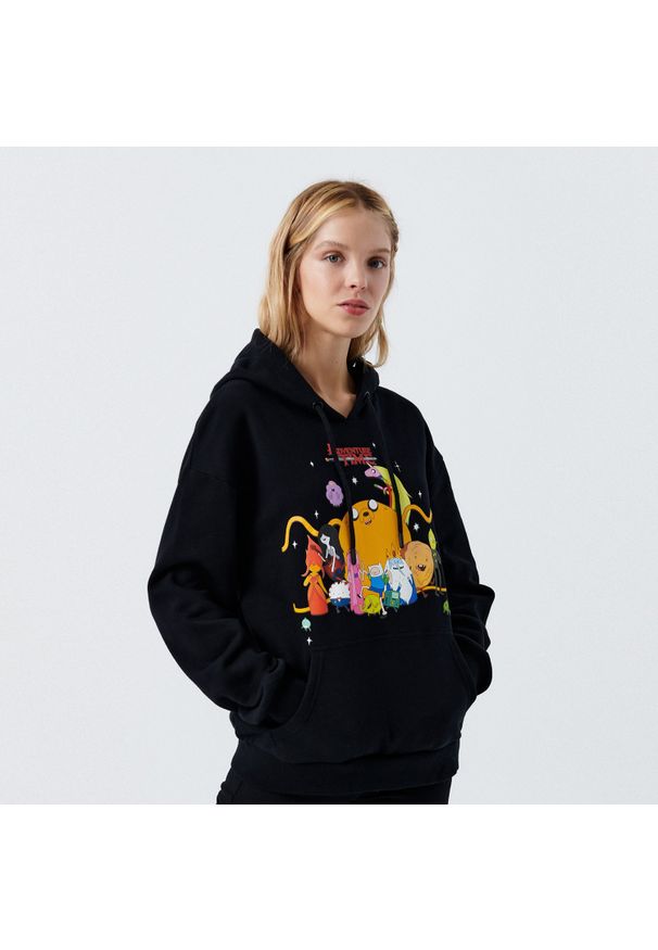 Cropp - Bluza z kapturem Adventure Time - Czarny. Typ kołnierza: kaptur. Kolor: czarny