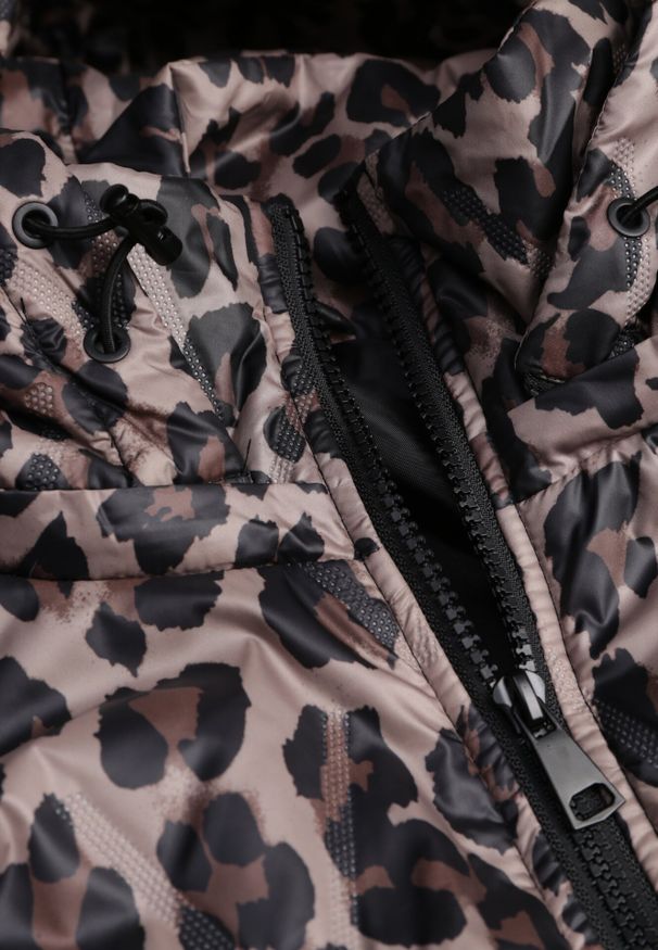 Born2be - Czarno-Beżowa Kurtka Przejściowa w Panterkę z Odpinanym Kapturem Antolea. Kolor: beżowy. Materiał: jeans, poliester. Wzór: motyw zwierzęcy. Styl: klasyczny