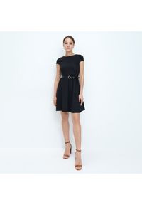 Mohito - Rozkloszowana sukienka z paskiem - Czarny. Kolor: czarny #1