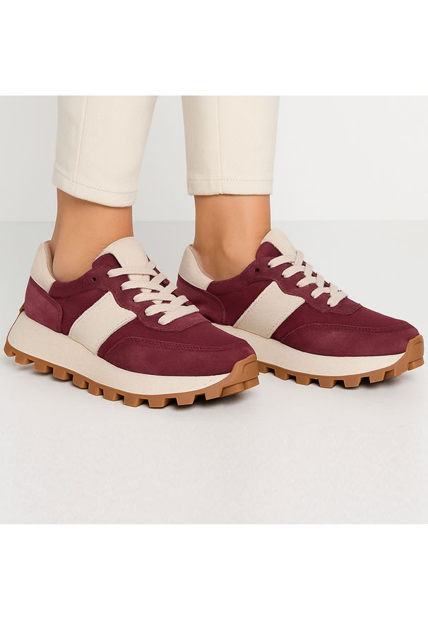 Bordowe Sneakersy Filippo Modne Obuwie Damskie. Okazja: na co dzień. Zapięcie: sznurówki. Kolor: czerwony. Materiał: zamsz