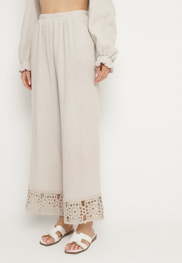 Born2be - Beżowy Bawełniany Komplet z Ażurowymi Zdobieniami Bluzka i Spodnie Palaniela. Kolor: beżowy. Materiał: bawełna. Wzór: ażurowy, aplikacja