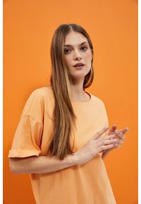MOODO - Gładki t-shirt brzoskwiniowy. Kolor: pomarańczowy. Materiał: bawełna. Wzór: gładki