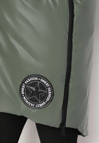 Born2be - Zielona Kamizelka Długa z Kapturem Ozdobiona Naszywką Zapinana na Napy Nevettea. Okazja: na co dzień. Typ kołnierza: kaptur. Kolor: zielony. Długość: długie. Wzór: aplikacja. Styl: casual, elegancki #3