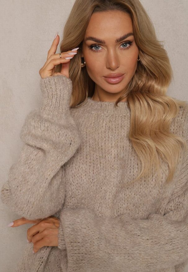 Renee - Beżowy Klasyczny Sweter z Wełną i Wiskozą o Luźnym Kroju Omethea. Okazja: na spacer, na co dzień. Kolor: beżowy. Materiał: wiskoza, wełna. Długość rękawa: długi rękaw. Długość: długie. Styl: klasyczny