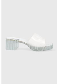 Karl Lagerfeld klapki JELLY BLOK HEEL damskie kolor biały na słupku. Kolor: biały. Materiał: materiał, guma. Wzór: gładki. Obcas: na słupku. Wysokość obcasa: średni