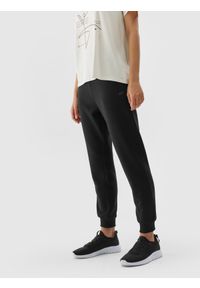 4f - Spodnie dresowe joggery damskie - czarne. Kolor: czarny. Materiał: dresówka