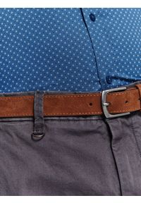 TOP SECRET - Spodnie typu chino z paskiem slim fit. Okazja: na co dzień. Kolor: szary. Materiał: bawełna. Wzór: gładki, aplikacja. Sezon: wiosna. Styl: casual, klasyczny #6