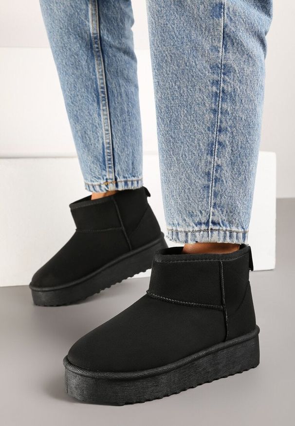 Renee - Czarne Śniegowce na Platformie z Ozdobnymi Przeszyciami Vertirina. Nosek buta: okrągły. Kolor: czarny. Materiał: dzianina. Sezon: zima. Obcas: na platformie. Styl: elegancki