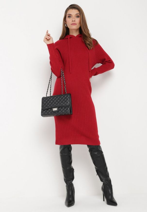 Born2be - Bordowa Wełniana Sukienka z Kapturem w Prążki Tyrwe. Okazja: na co dzień. Typ kołnierza: kaptur. Kolor: czerwony. Materiał: wełna. Długość rękawa: długi rękaw. Wzór: prążki. Typ sukienki: proste. Styl: casual, elegancki, klasyczny