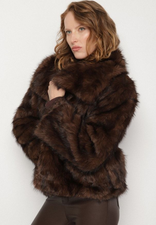 Born2be - Brązowa Kurtka Futerko o Dwurzędowym Kroju z Szerokim Kołnierzem Fesammea. Okazja: na co dzień. Kolor: brązowy. Materiał: futro. Styl: casual, klasyczny