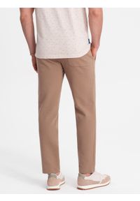 Ombre Clothing - Męskie spodnie dresowe z nogawką bez ściągacza - brązowe V2. Kolor: brązowy. Materiał: dresówka. Wzór: aplikacja. Styl: klasyczny, sportowy #8