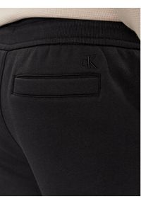 Calvin Klein Jeans Spodnie dresowe Monologo J30J324685 Czarny Regular Fit. Kolor: czarny. Materiał: bawełna, syntetyk