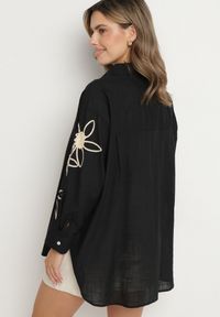 Born2be - Czarna Bawełniana Koszula Oversize z Kwiatowymi Aplikacjami Fadella. Okazja: na co dzień. Typ kołnierza: kołnierzyk klasyczny. Kolor: czarny. Materiał: bawełna. Długość rękawa: długi rękaw. Długość: długie. Wzór: aplikacja, kwiaty. Styl: klasyczny, elegancki, casual #3