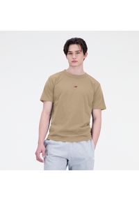 Koszulka męska New Balance MT31504INC – brązowa. Kolor: brązowy. Materiał: materiał, bawełna. Długość rękawa: krótki rękaw. Długość: krótkie. Wzór: napisy