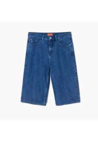 Cropp - Ciemnoniebieskie szorty loose fit - Niebieski. Kolor: niebieski. Materiał: jeans, bawełna. Długość: krótkie #1