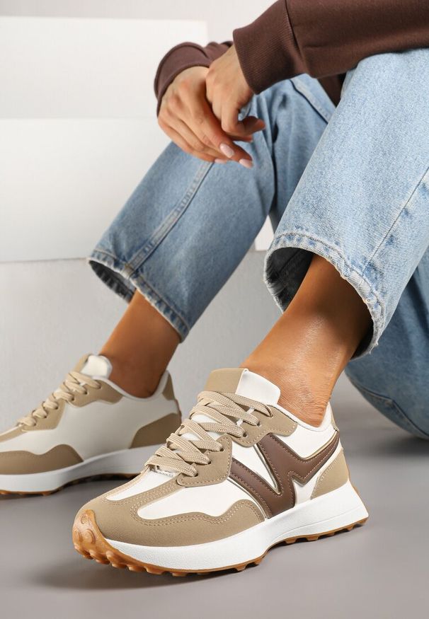Born2be - Ciemnobeżowe Sneakersy Ozdobione Geometryczną Aplikacją Jenilitia. Nosek buta: okrągły. Zapięcie: sznurówki. Kolor: beżowy. Materiał: materiał. Wzór: aplikacja, geometria. Obcas: na obcasie. Wysokość obcasa: niski
