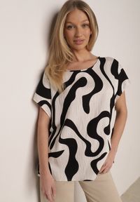 Born2be - Czarna Wiskozowa Bluzka Oversize z Krótkim Rękawem w Abstrakcyjny Wzór Ginedina. Okazja: na co dzień. Kolekcja: plus size. Kolor: czarny. Materiał: wiskoza. Długość rękawa: krótki rękaw. Długość: krótkie. Sezon: lato. Styl: casual, klasyczny #1