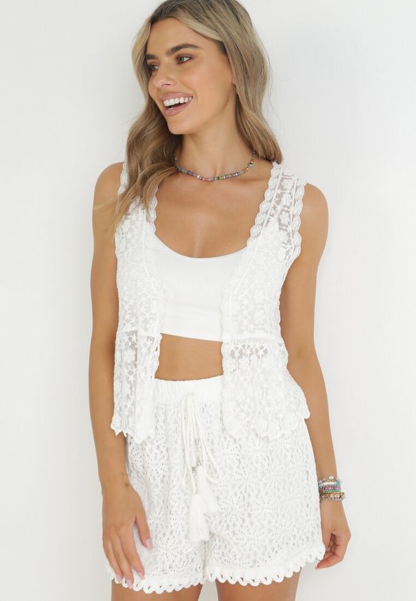 Born2be - Biała Koronkowa Bluzka Top z Rozszerzanym Dołem Ayliana. Kolor: biały. Materiał: koronka. Sezon: wiosna, lato