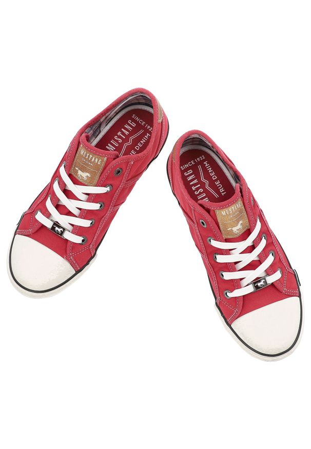 Czerwone Trampki Mustang Płaskie Obuwie Unisex. Okazja: na co dzień. Zapięcie: pasek. Kolor: czerwony. Materiał: materiał, guma, jeans. Sezon: lato. Styl: elegancki, casual, klasyczny