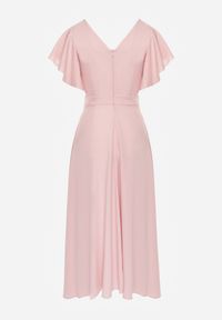 Renee - Różowa Sukienka o Rozkloszowanym Kroju z Falbanami Bouchard. Typ kołnierza: dekolt w kształcie V. Kolor: różowy. Materiał: tkanina. Wzór: jednolity, gładki. Styl: wizytowy, klasyczny. Długość: maxi #4