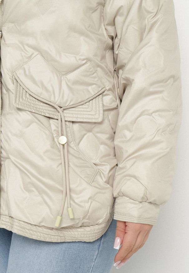 Born2be - Beżowa Kurtka Pikowana z Kapturem i Kieszeniami o Pudełkowym Kroju Eravinna. Okazja: na spacer. Typ kołnierza: kaptur. Kolekcja: plus size. Kolor: beżowy. Długość rękawa: długi rękaw. Długość: długie. Wzór: aplikacja