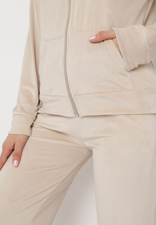 Born2be - Jasnobeżowy Welurowy Komplet Dresowy Bluza z Kapturem i Szerokie Spodnie Atiferi. Kolor: beżowy. Materiał: welur, dresówka